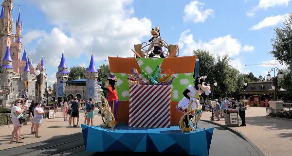 Disney World Goofy Cavalcade Mini Parade At MK