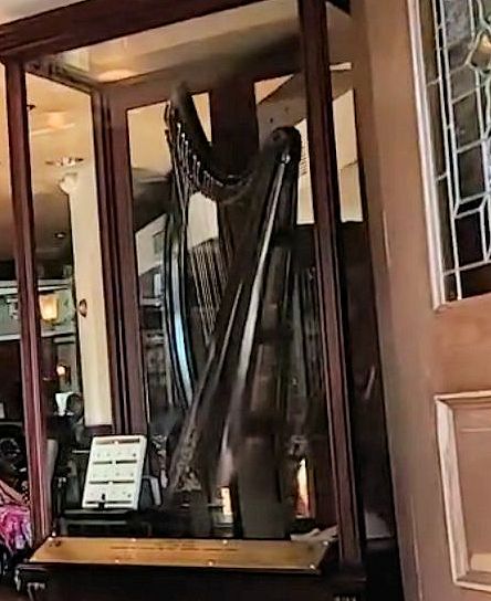 Picture of the harp at the entrance to Raglan Road No. 9, Disney Springs.